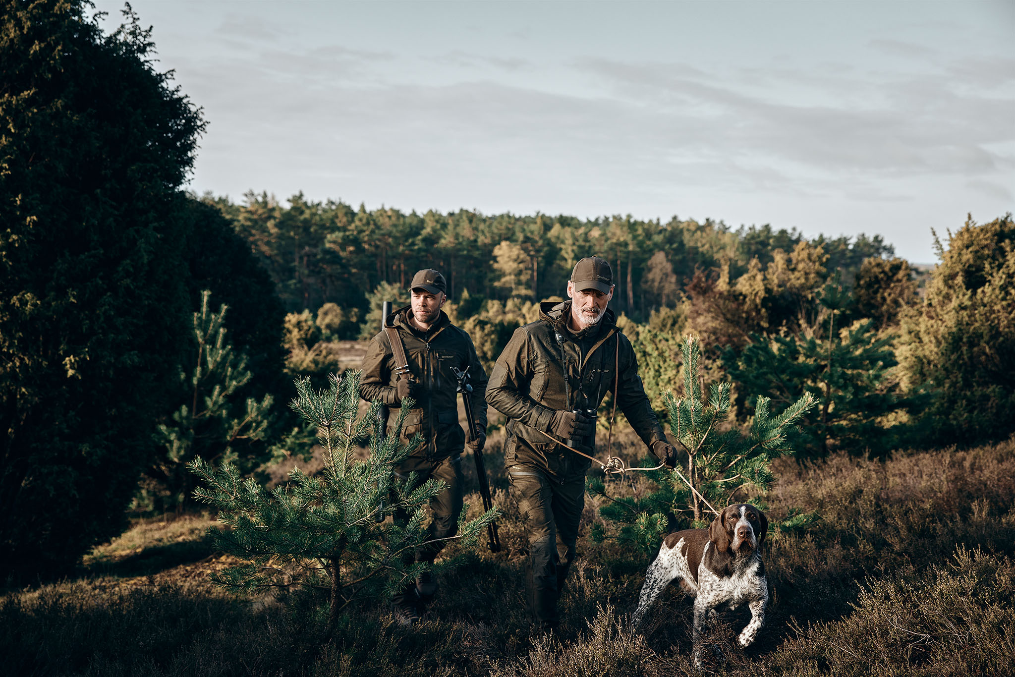 Authentische Jagdfotografie: Natürliche Momente mit Jägern und Hunden